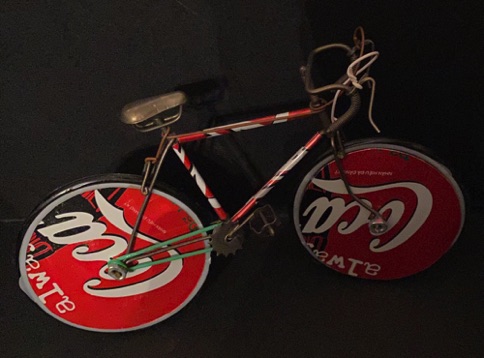 10401-1 € 4,00 coca cola fiets gemaakt van blikjes.jpeg